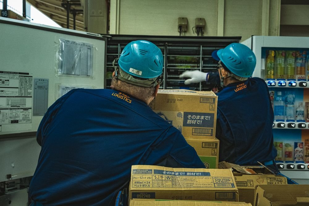 Funcionários organizando caixas em um depósito